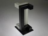 Stele weiss-schwarz von Bernhard Licini