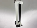 grosse Stahlstele weiss-schwarz von Bernhard Licini
