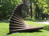 Grossplastik Schichtungen von Gabriel Mazenauer